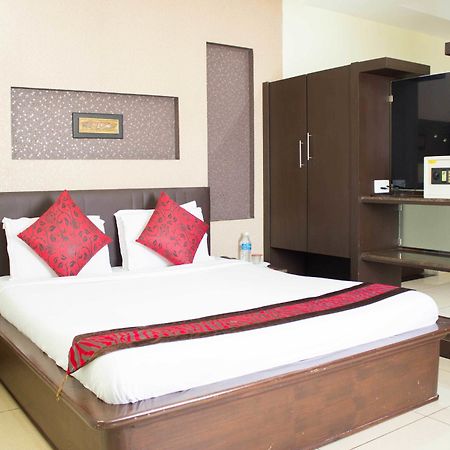 Oyo 4895 Abi Krishna Hotel Pondicherry Exterior photo